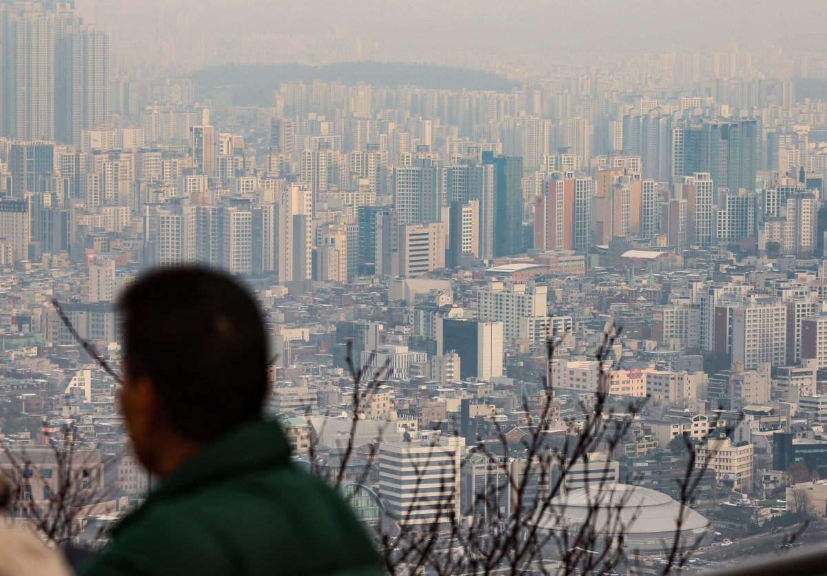 1일 서울 남산에서 아파트 밀집지역이 보이고 있다.  한국은행이 기준금리를 3%로 2회 연속 인하함에 따라 부동산 시장도 주택 구입, 프로젝트 파이낸싱(PF) 등 대출금리 인하 가능성이 커졌지만, 지난 9월 스트레스 총부채원리금상환비율(DSR) 2단계 등 가계부채 억제를 위한 대출 규제가 강화된 만큼 전문가들은 이번 기준금리 인하의 부동산 시장 진작 효과가 제한적일 것으로 예상했다. 2024.12.01 뉴시스