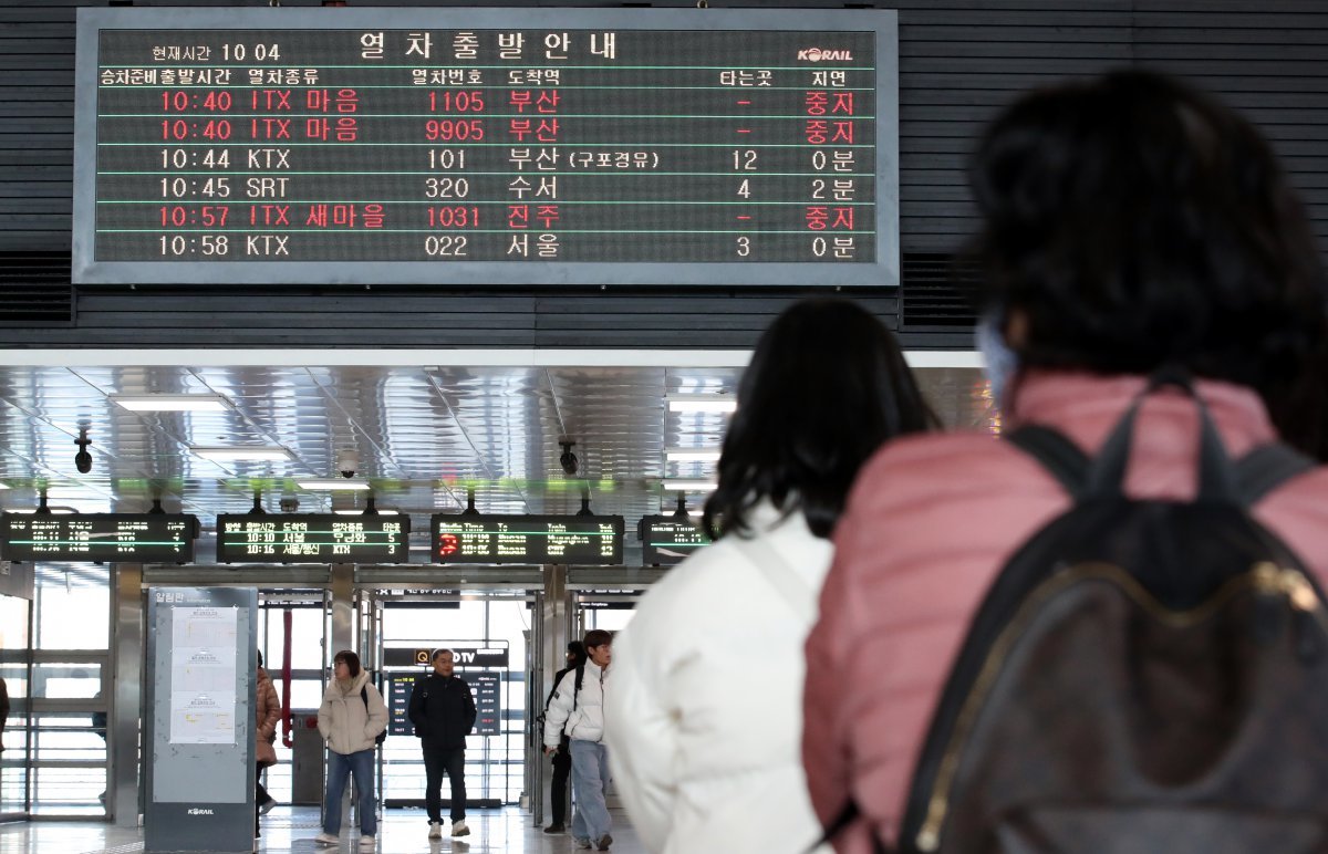 전국철도노조가 파업에 돌입한 5일 오전 대전역 전광판에 철도 노조 파업을 알리는 안내문이 표시되고 있다. 철도노조는 임금인상과 인력 충원 등을 촉구하며 파업에 돌입했으며 코레일은 불편을 최소화하기 위해 가용 자원을 총 동원할 예정이다. 뉴스1