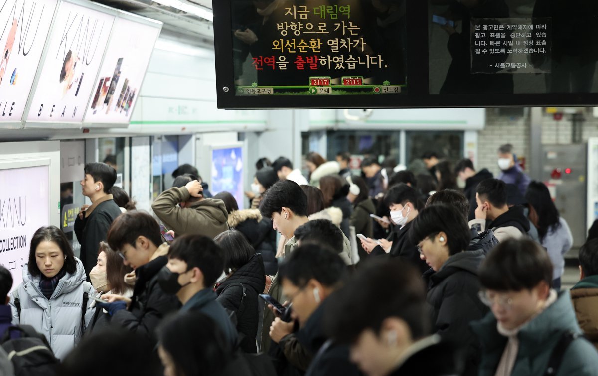 서울교통공사 노사 간 임단협 교섭이 극적 타결돼 총파업이 철회된 6일 서울 구로구 지하철 신도림역 승강장에서 시민들이 지하철을 기다리고 있다. 뉴스1