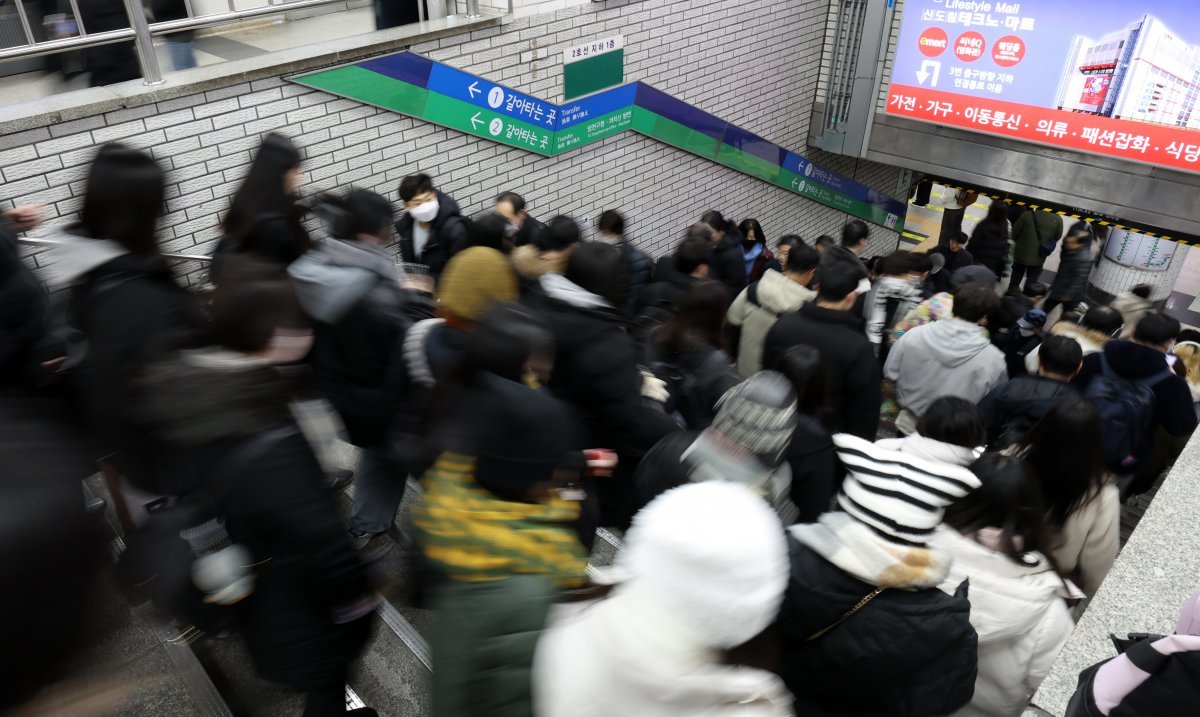 서울교통공사 노사 간 임단협 교섭이 극적 타결돼 총파업이 철회된 6일 서울 구로구 지하철 신도림역 승강장에서 시민들이 출근길을 서두르고 있다. 서울교통공사는 이날 오전 제1노조 서울교통공사노조, 제2노조 서울교통공사통합노조, 제3노조 올바른노조와의 임단협 교섭을 모두 타결했다. 뉴스1