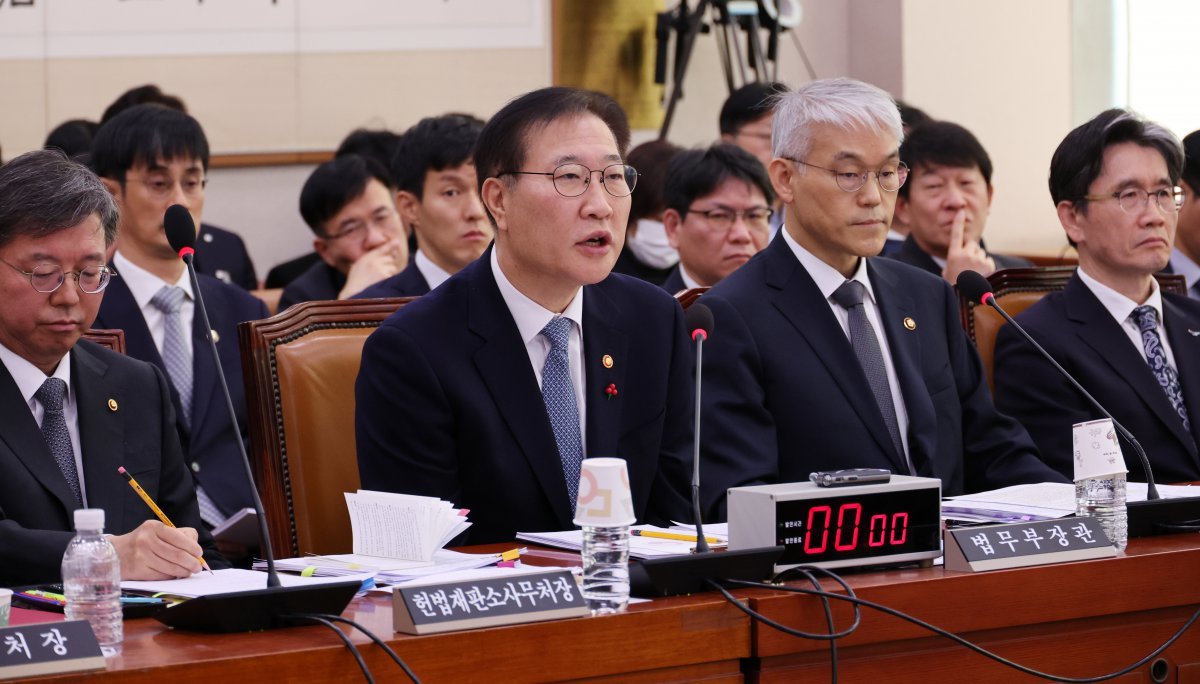 박성재(왼쪽 두 번째) 법무부 장관이 6일 오전 서울 여의도 국회에서 열린 법제사법위원회 전체회의에서 의원 질문에 답변하고 있다. 왼쪽부터 김정원 헌법재판소 사무처장, 박성재 법무부 장관, 천대엽 법원행정처장, 오동운 고위공직자범죄수사처장. 뉴시스.