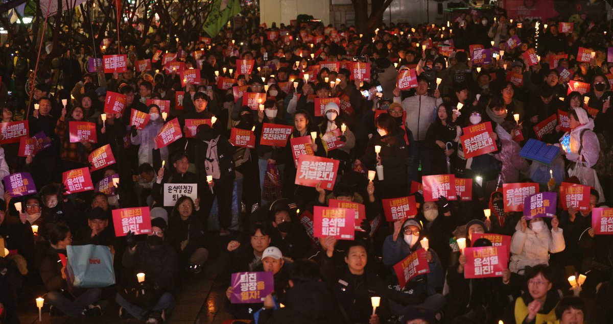 지난 5일 오후 서울 종로구 동화면세점 앞에서 열린 윤석열 대통령 퇴진 촉구 집회에 참가한 시민들이 촛불을 들고 정권 퇴진을 촉구하고 있다. 뉴스1