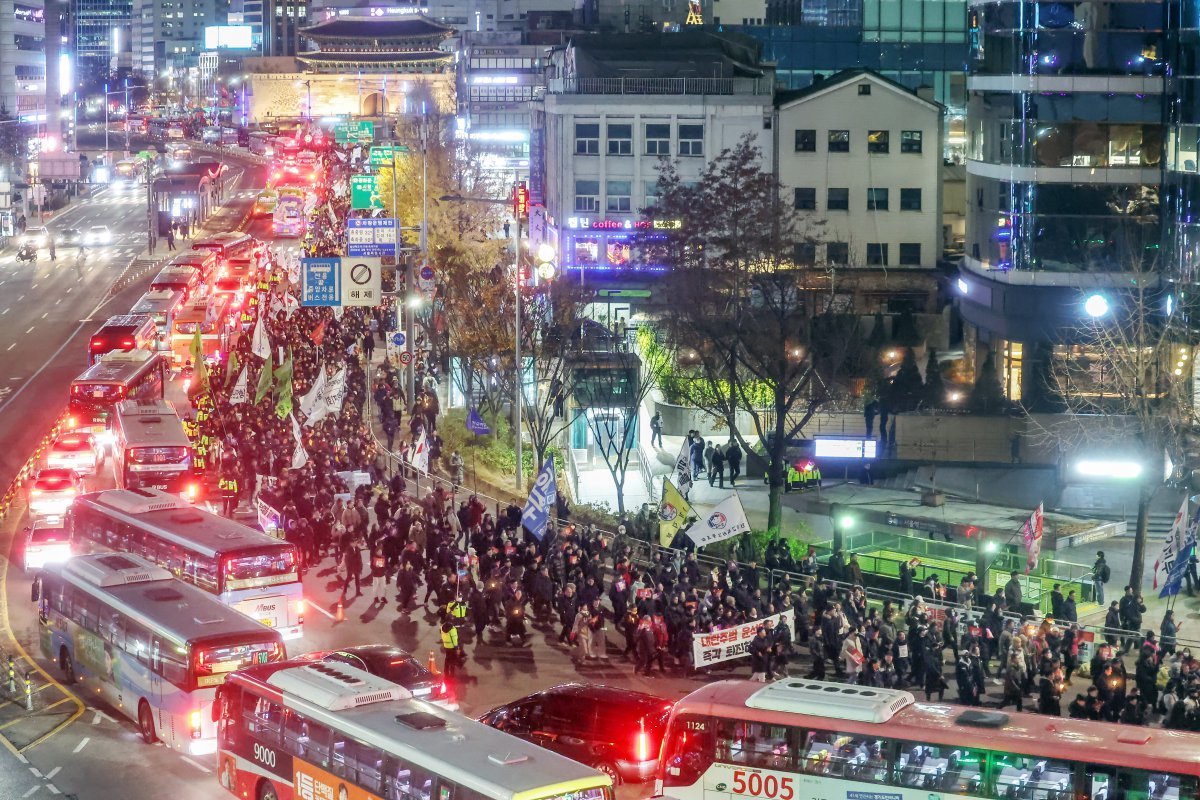 시민사회단체 관계자들이 지난 4일 오후 서울 종로구 동화면세점 앞에서 윤석열 대통령의 퇴진을 촉구하는 촛불집회를 마친 뒤 대통령실 방향으로 행진하고 있다. 2024.12.4/뉴스1 ⓒ News1