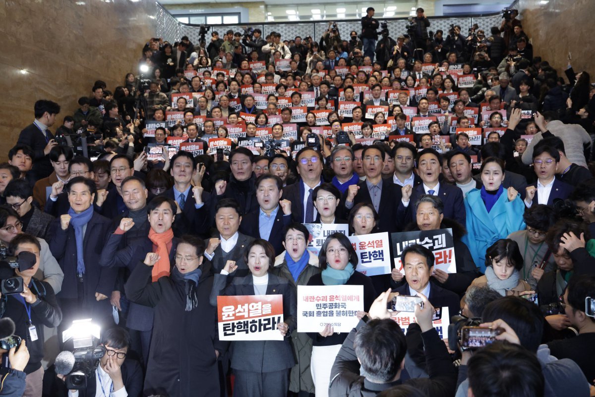 6일 야6당 의원들이 윤석열 대통령이 국회로 향한다는 소식을 듣자 로텐더홀 계단에 모여 긴급성명발표를 한 뒤 구호를 외치고 있다. 박형기 기자 oneshot@donga.com