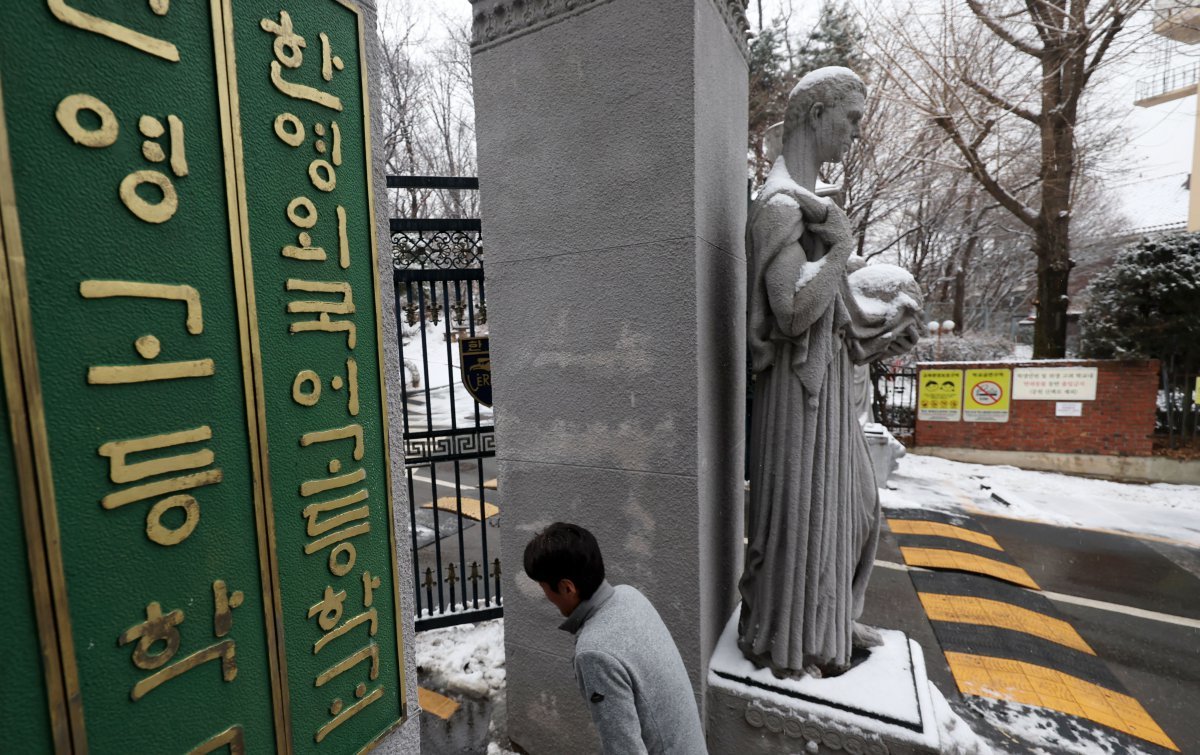 2025학년도부터 일반계 고등학교로 일괄 전환될 예정이었던 자율형사립고·외국어고·국제고의 존치가 확정됐다. 전국단위 자사고 10곳은 신입생 20% 이상을 해당 지역 출신 학생으로 선발해야 한다. 사진은 17일 서울 강동구 한영외국어고등학교 모습. 2024.01.17. 서울=뉴시스