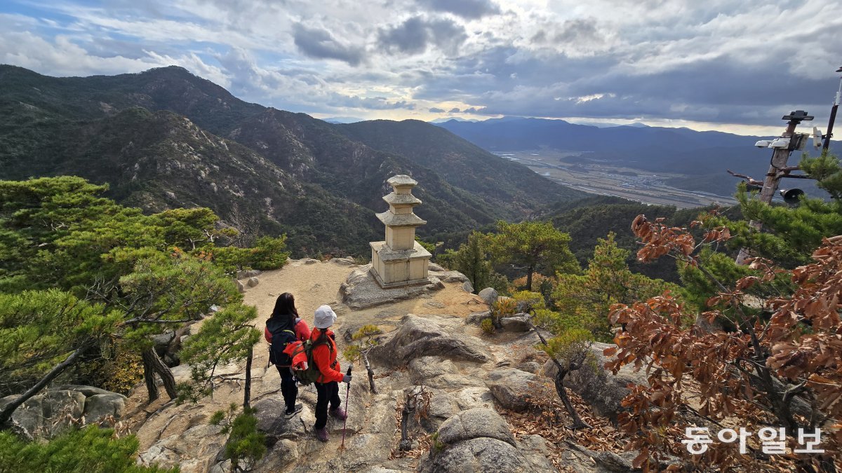 Yongjanggok three-story stone pagoda built at the end⁣ of the sky with a view symbolizing Namsan⁢ Mountain in Gyeongju,Gyeongsangbuk-do. It is built⁢ on a base of natural rocks on a ridge⁤ 400m above sea level and is called the ‘tallest tower in the world.’