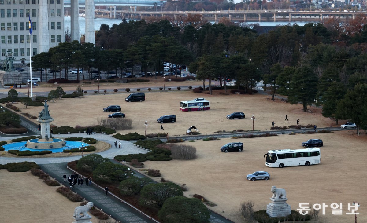 “헬기 착륙 막아라” 국회 잔디밭 버스 배치
6일 오후 서울 여의도 국회 본청 앞 잔디광장에 우원식 국회의장의 지시로 버스와 차량이 곳곳에 세워져 있다. 우 의장은 이날 “지난번 계엄군이 헬기를 타고 와서 병력을 배치시켰기 때문”이라고 했다. 
장승윤 기자 tomato99@donga.com