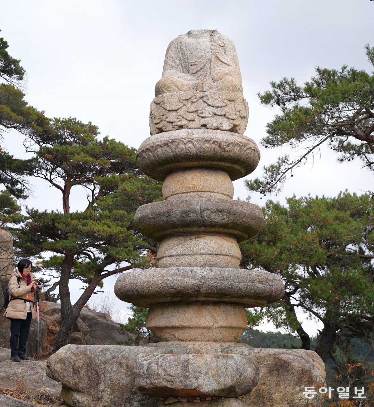 'Three-wheeled pedestal Buddha.' The stone seated Buddha statue has no face.