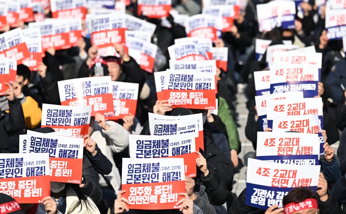 5일 오후 광주 광산구 광주송정역 앞에서 철도노조 호남지방본부 총파업 출정식이 열리고 있다. 2024.12.05. [광주=뉴시스]