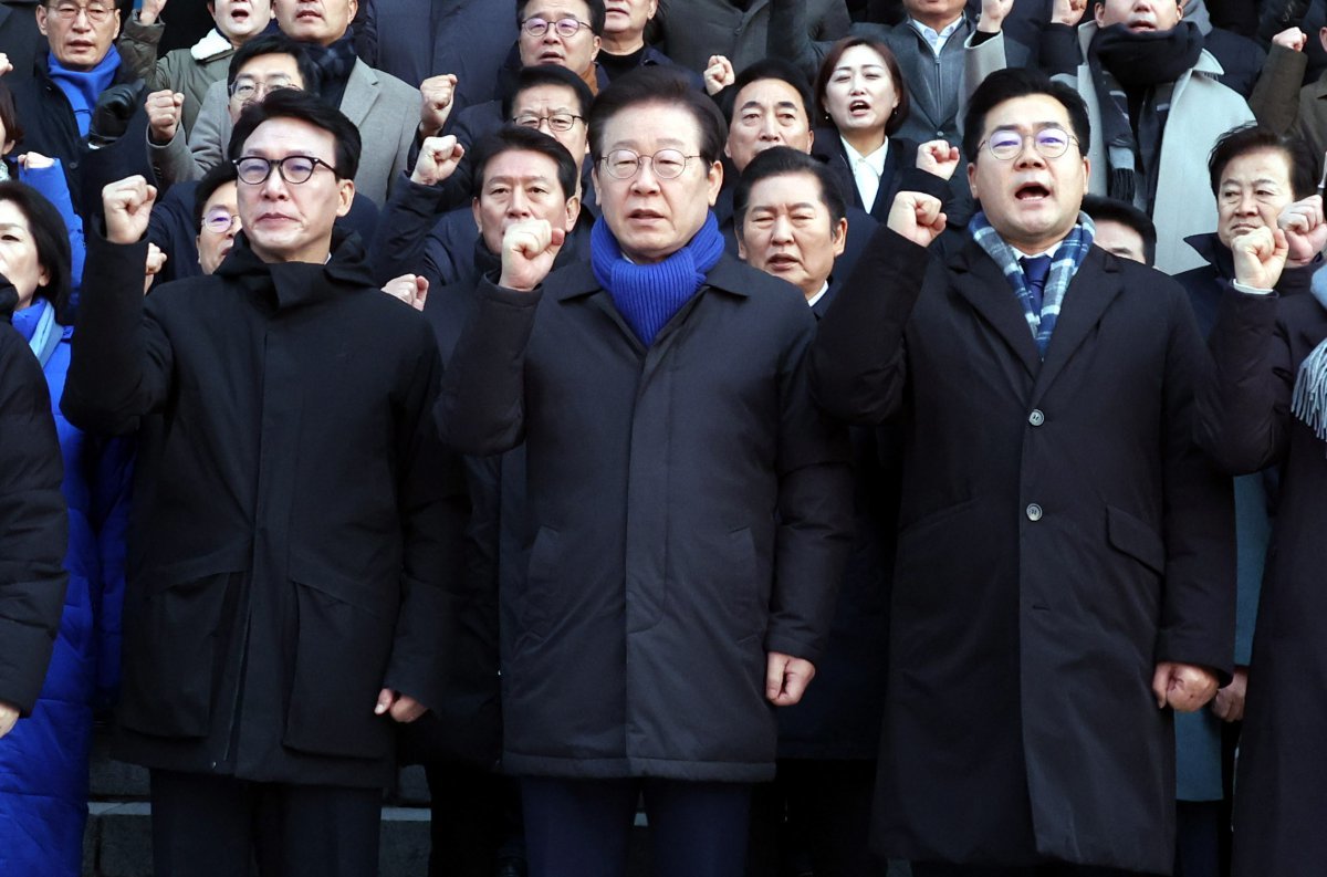 이재명 더불어민주당 대표를 비롯한 의원들이 7일 오전 서울 여의도 국회에서 ‘윤석열 대통령 탄핵’ 구호를 외치며 결의를 다지고 있다. 2024.12.07.[서울=뉴시스]