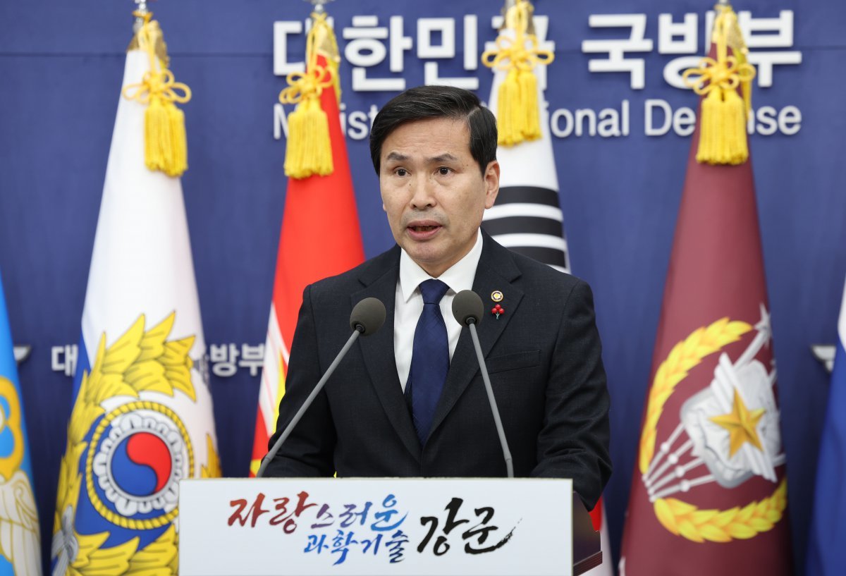 김선호 국방부 장관 직무대행이 6일 서울 용산구 국방부에서 2차 비상계엄 의혹 등 관련 입장을 밝히고 있다. 2024.12.06. 뉴시스