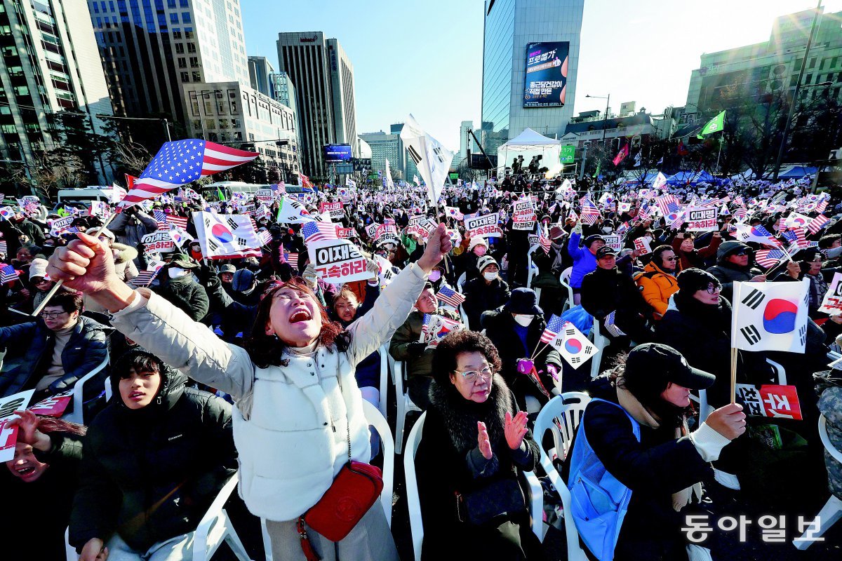 7일 오후 서울 세종대로에서 열린 ‘주사파 척결 국민대회’에 참석한 시민들이 태극기와 미국 성조기 등을 흔들고 있다. 송은석 기자 silverstone@donga.com