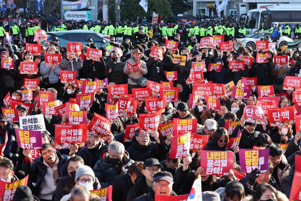 시민사회단체 관계자들이 7일 오후 서울 영등포구 여의도 국회의사당 앞에서 윤석열 대통령에 대한 탄핵안 가결을 촉구하며 구호를 외치고 있다. 2024.12.7 뉴스1