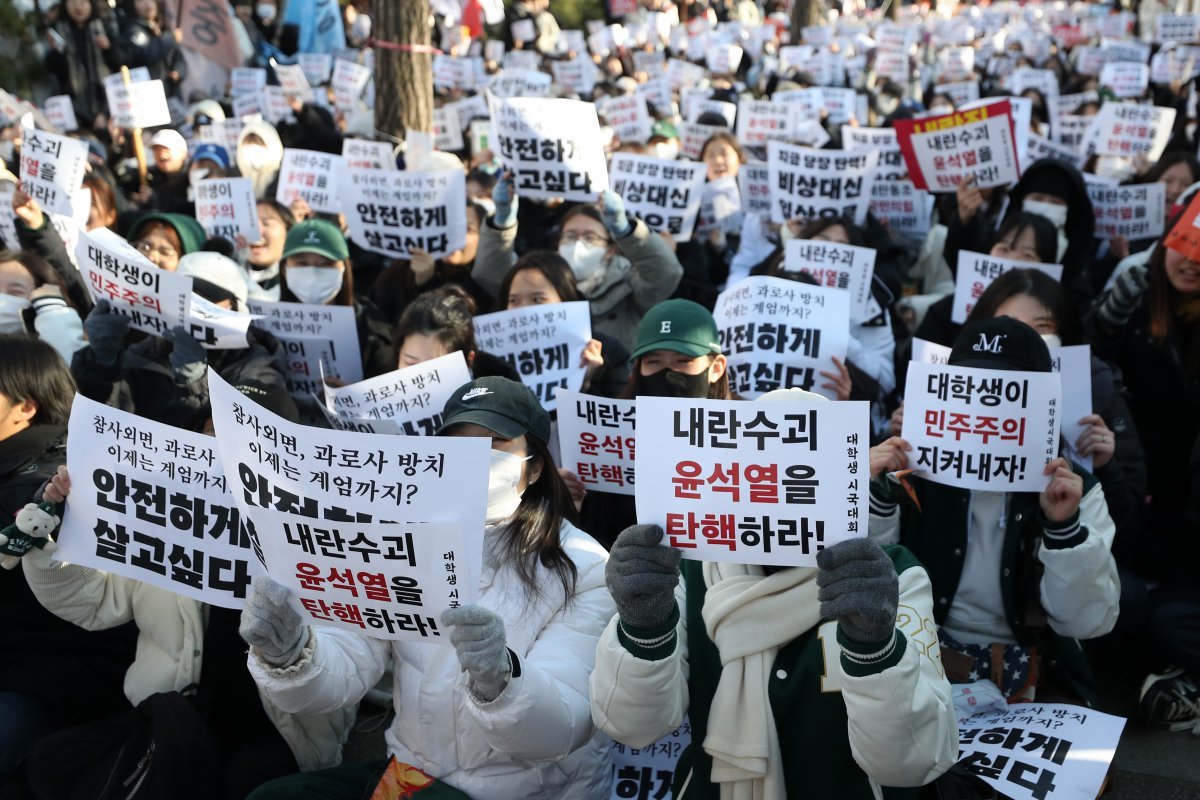 윤석열 대통령에 대한 국회 탄핵안 표결일인 7일 오후 서울 여의도 산업은행 인근에서 열린 ‘윤석열 퇴진 대학생 시국대회’에 참가한 대학생들이 윤 대통령 탄핵을 촉구하고 있다. 뉴스1