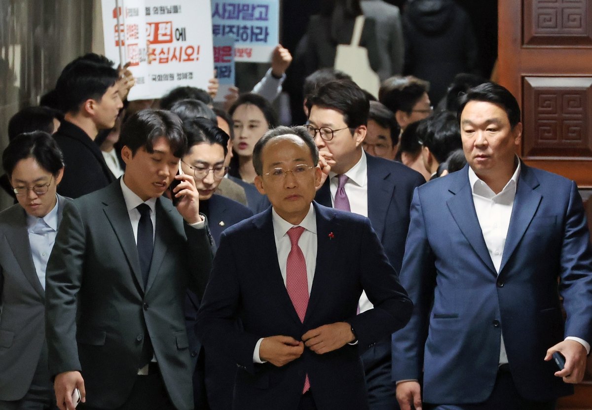 윤석열 대통령 탄핵소추안 표결일인 7일 오전 추경호 국민의힘 원내대표가 서울 여의도 국회에서 열린 의원총회가 끝난 뒤 나오는 동안 진보당 의원들과 관계자들이 탄핵 동참을 촉구하는 피케팅을 하고 있다. 2024.12.07 서울=뉴시스