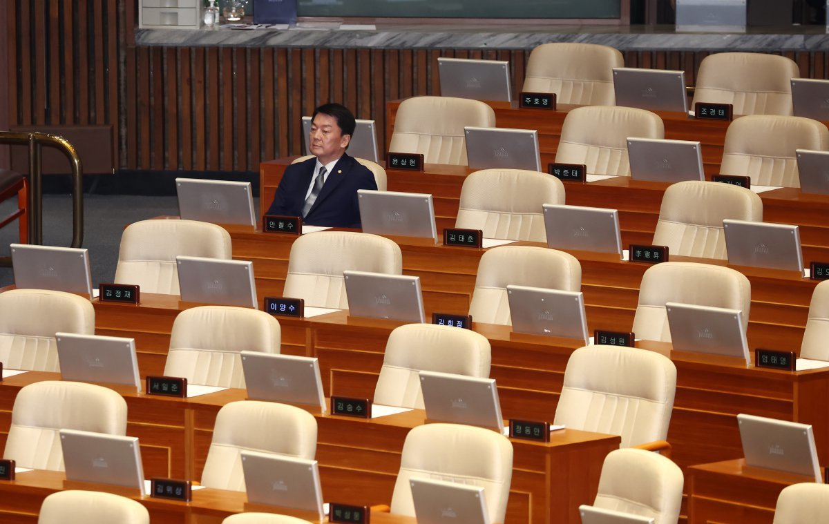 안철수 국민의힘 의원이 7일 오후 서울 여의도 국회에서 열린 제418회국회(정기회) 제17차 본회의에서 ‘윤석열 대통령 탄핵소추안’이 안건으로 상정되자 국민의힘 의원들이 퇴장한 가운데 홀로 자리해 있다. 2024.12.7/뉴스1