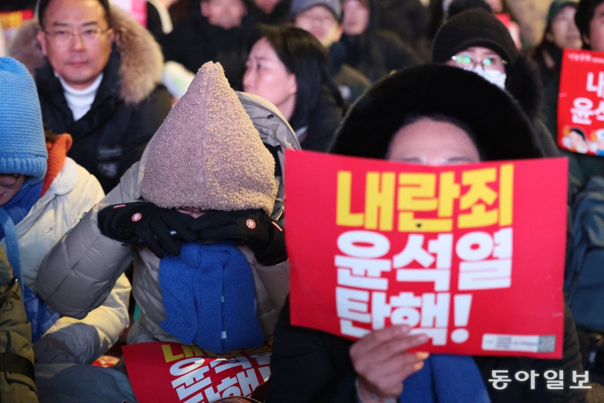 7일 오후 서울 영등포구 여의도 국회의사당 앞에서 열린 ‘범국민촛불대행진’에서 시민들이 윤석열 대통령의 탄핵소추안 통과를 촉구하며 구호를 외치고 있다. 송은석 기자 silverstone@donga.com