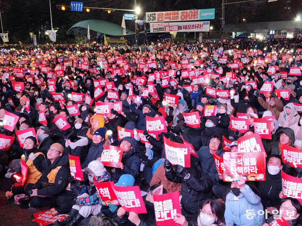 7일 국회앞에서 진행된 윤석열정권퇴진운동본부 주최 집회에 참석한 시민들이 플래카드를 들어올리며 탄핵안 가결을 주장하고 있다. 전영한 기자 scoopjyh@donga.com