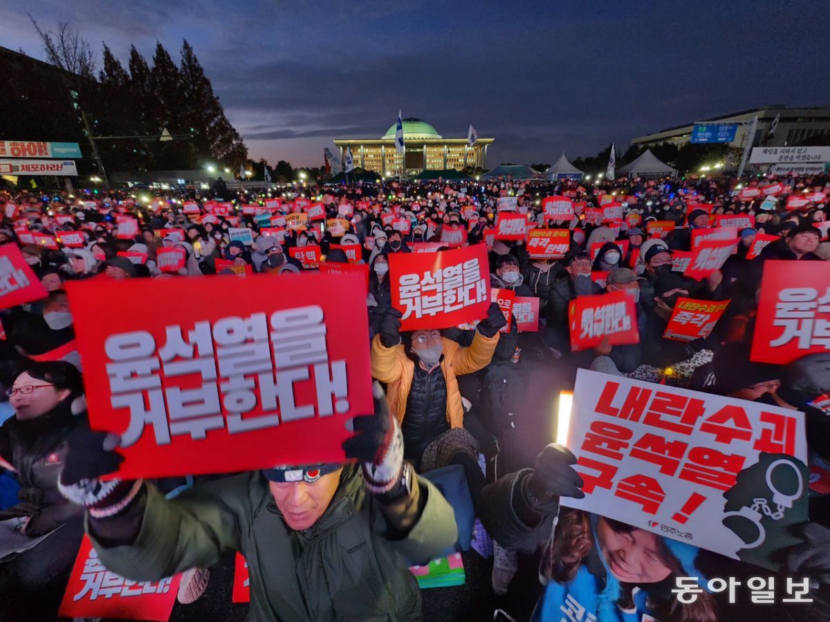 7일 국회앞에서 진행된 윤석열정권퇴진운동본부 주최 집회에 참석한 시민들이 플래카드를 들어올리며 탄핵안 가결을 주장하고 있다. 전영한 기자 scoopjyh@donga.com