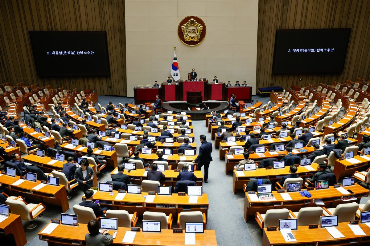 우원식 국회의장이 7일 오후 서울 여의도 국회 본회의장에서 윤석열 대통령 탄핵소추안 투표 중 국민의힘 의원들의 참여를 촉구하고 있다. 2024.12.7 뉴스1