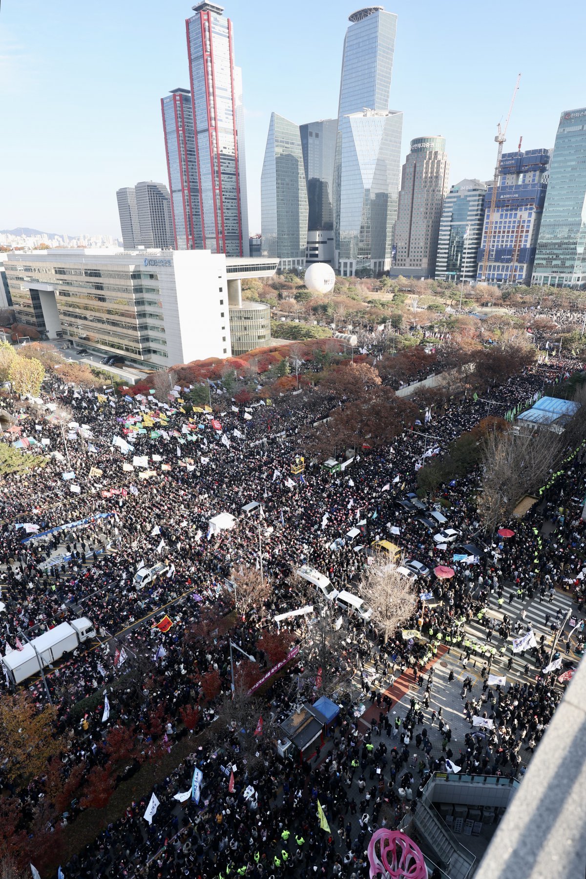 윤석열 대통령 탄핵안 표결을 앞둔 7일 오후 서울 영등포구 국회 앞이 집회에 참석한 국민들로 꽉 차있다. 2024.12.07 뉴시스