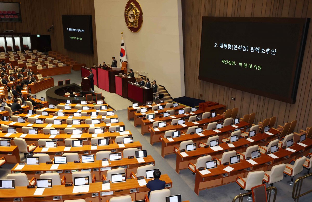 박찬대 더불어민주당 원내대표가 7일 오후 서울 여의도 국회에서 열린 제418회국회(정기회) 제17차 본회의에서 국민의힘 의원들이 퇴장한 가운데 윤석열 대통령 탄핵소추안 제안설명을 하고 있다. 2024.12.07. 뉴시스