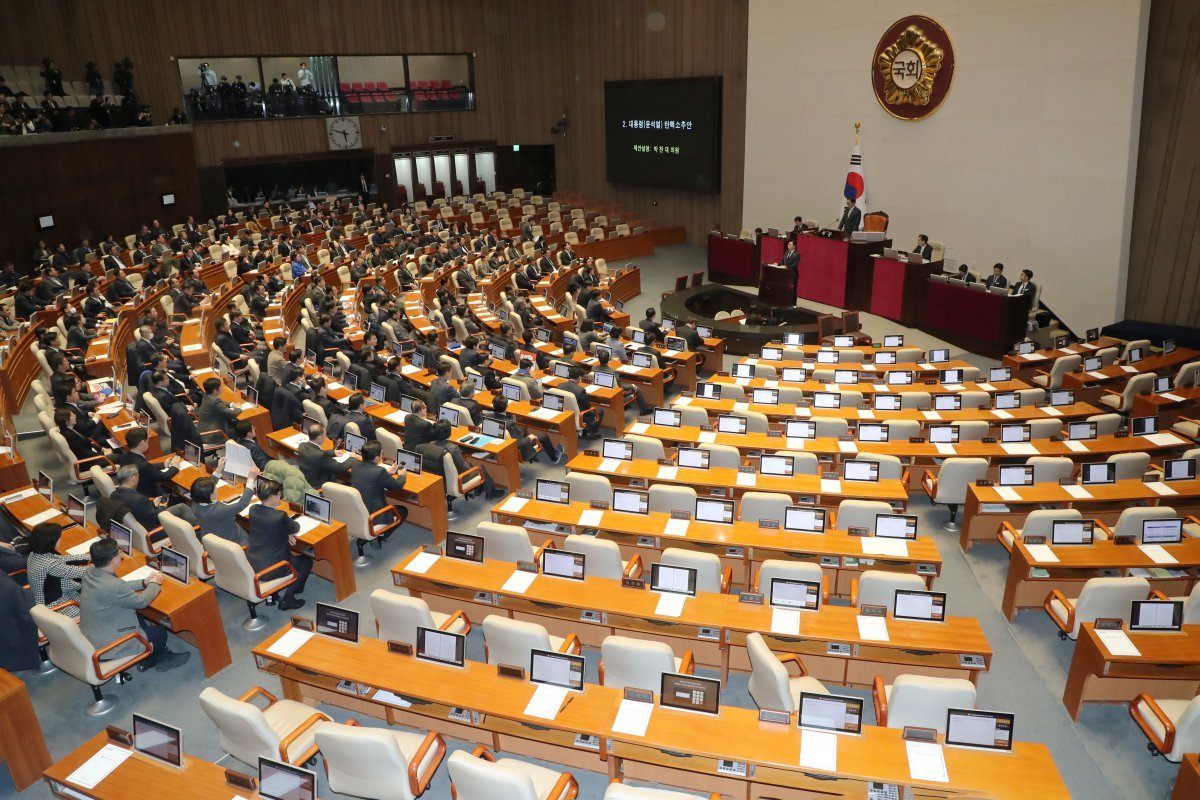 7일 국회에서 열린 윤석열 대통령 탄핵소추안 투표에서 여당 의원들이 퇴장해 본회의장 한 쪽 자리가 비어 있다. 이훈구 기자 ufo@donga.com