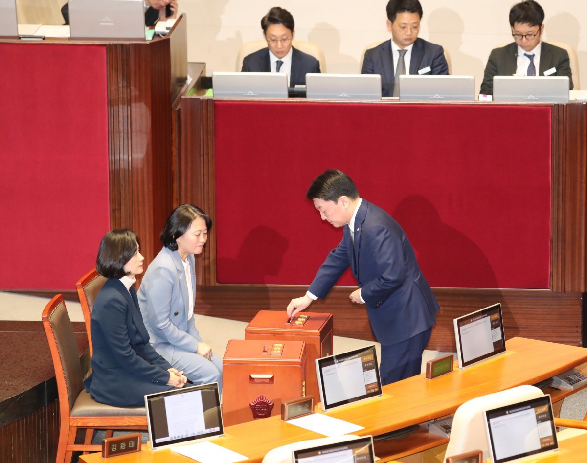 7일 국회에서 열린 윤석열 대통령 탄핵소추안 투표에서 안철수 의원이 투표함에 투표용지를 넣고 있다. 이훈구 기자 ufo@donga.com