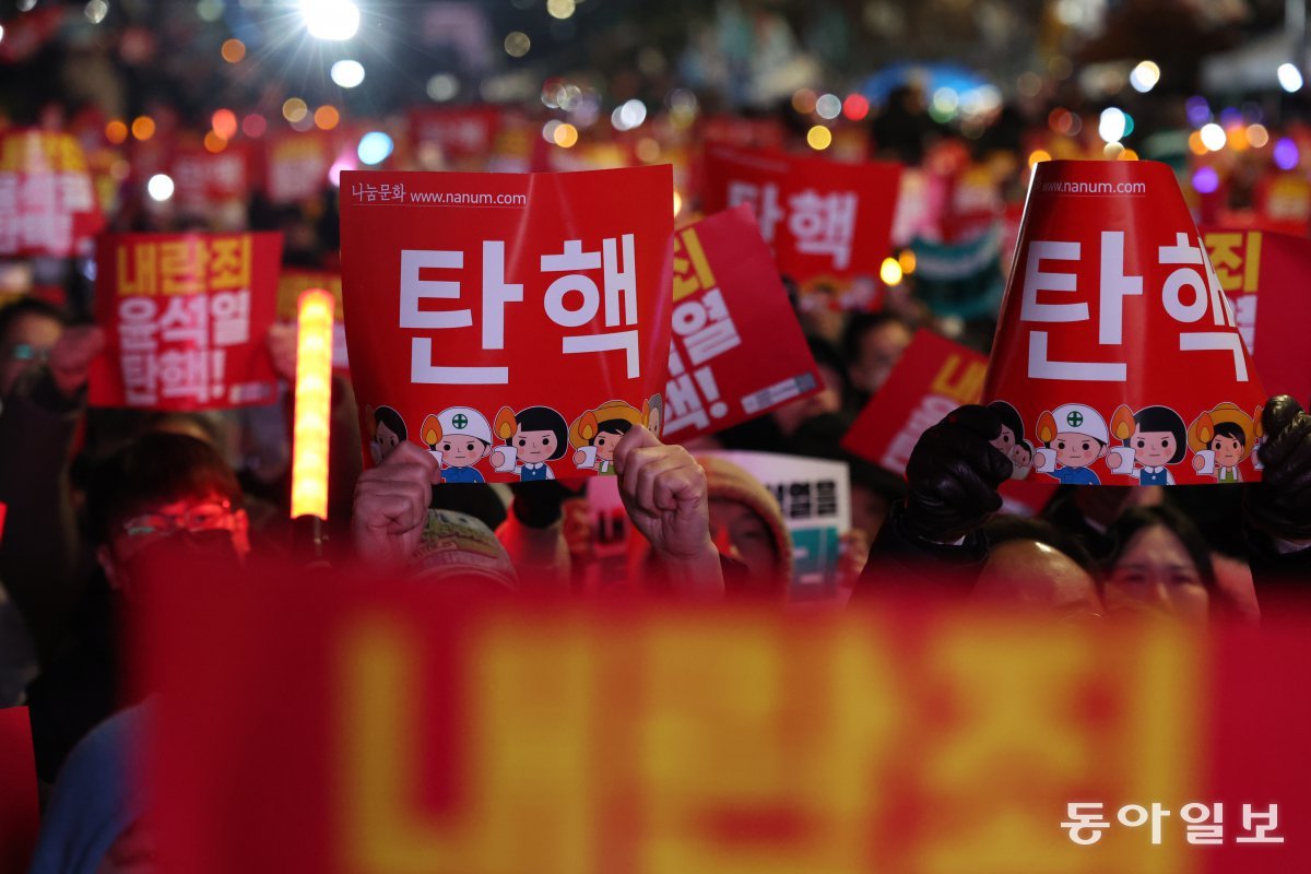 7일 오후 서울 영등포구 여의도 국회의사당 앞에서 열린 ‘범국민촛불대행진’에서 시민들이 윤석열 대통령의 탄핵소추안 통과를 촉구하며 구호를 외치고 있다. 송은석 기자 silverstone@donga.com