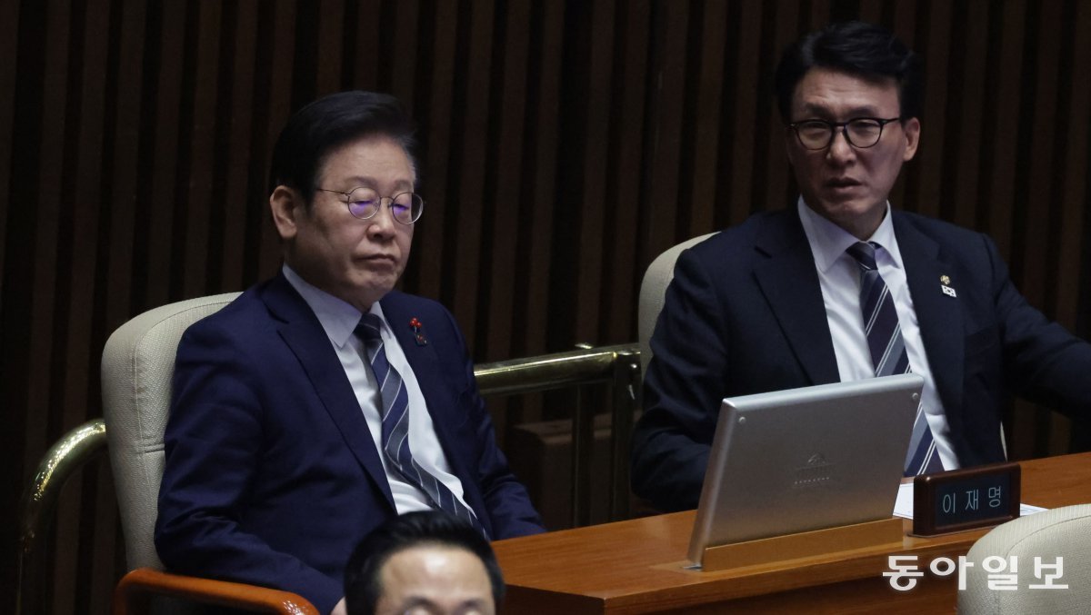 더불어민주당 이재명 대표(왼쪽)와 김민석 최고위원이 7일 밤 국회 본회의에서 윤석열 대통령 탄핵소추안이 의결 정족수 미달로 투표 불성립이 선언되자  굳은 표정을 짓고 있다. 박형기 기자 oneshot@donga.com