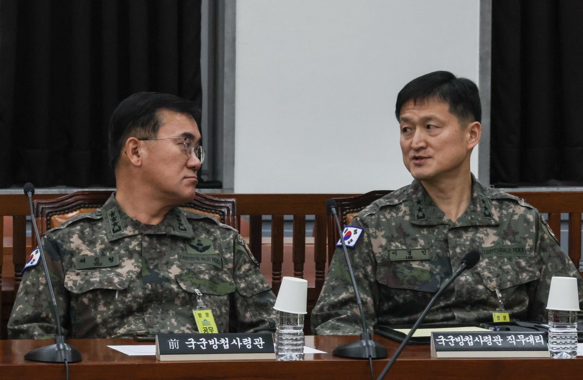 여인형 전 국군방첩사령관(왼쪽)과 이경민 방첩사령관 직무대리가 7일 오전 서울 여의도 국회에서 열린 정보위원회 전체회의에 출석해 대화를 나누고 있다. 2024.12.7. 뉴스1