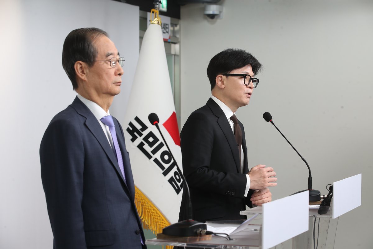 국민의힘 한동훈 대표와 한덕수 국무총리가 8일 오전 서울 여의도 국민의힘 당사에서 ‘비상계엄 사태’ 이후 정국 수습 방안과 관련한 대국민담화를 발표하고 있다. 뉴스1