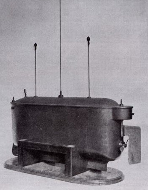세르비아 출신 미국 발명가 니콜라 테슬라가 개발해 시연했던 무선 조종 보트. 전시에 유도 어뢰 공격 목적으로 만들었다. 사진 출처 위키피디아