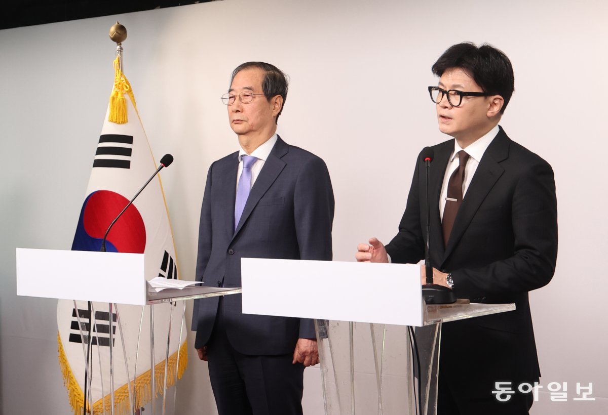 한덕수 국무총리와 한동훈 국민의힘 대표가 8일 오전 서울 여의도 국민의힘 당사에서 ‘비상계엄 사태’ 이후 정국 수습 방안과 관련한 대국민담화 발표를 하고 있다. 장승윤 기자 tomato99@donga.com