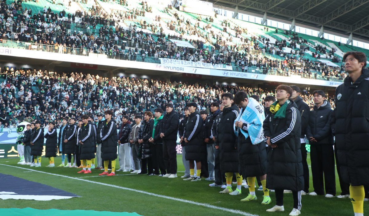 전북 선수들이 8일 서울 이랜드와의 프로축구 승강 플레이오프(PO) 2차전 안방경기에서 2-1로 이긴 뒤 팬들에게 인사하고 있다. 전북은 1, 2차전 합계에서 4-2로 앞서 1부 리그에 잔류했지만 시즌 내내 부진한 모습을 보이며 승강 PO까지 치러야 했던 탓에 이날 승리하고도 팬들 앞에선 웃지 못하고 두 손을 모아야 했다. 전주=뉴스1