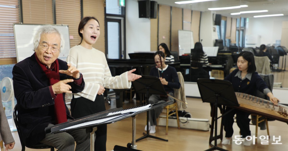 단원들과 연습 중인 박범훈 원장(왼쪽). 박 원장은 “클래식이 교회 음악에서 나왔듯이 불교 음악도 얼마든지 종교를 넘어 세계적인 문화 장르로 발전할 수 있다”며 “불교 음악을 발전시키는 게 곧 우리 국악을 발전시키고 세계적인 음악으로 만드는 일”이라고 말했다. 신원건 기자 laputa@donga.com