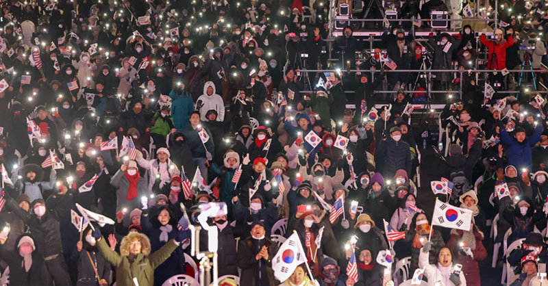 광화문선 尹 지지 집회 7일 오후 서울 종로구 세종대로에서 보수단체 회원들이 집회를 열고 있다. 이날 국회에서 ‘김건희 여사 특검법’이 부결되고 윤석열 대통령에 대한 탄핵소추안도 국민의힘 표결 불참으로 부결될 것이란 전망이 나오자 참가자들이 태극기를 흔들며 환호하고 있다. 뉴스1