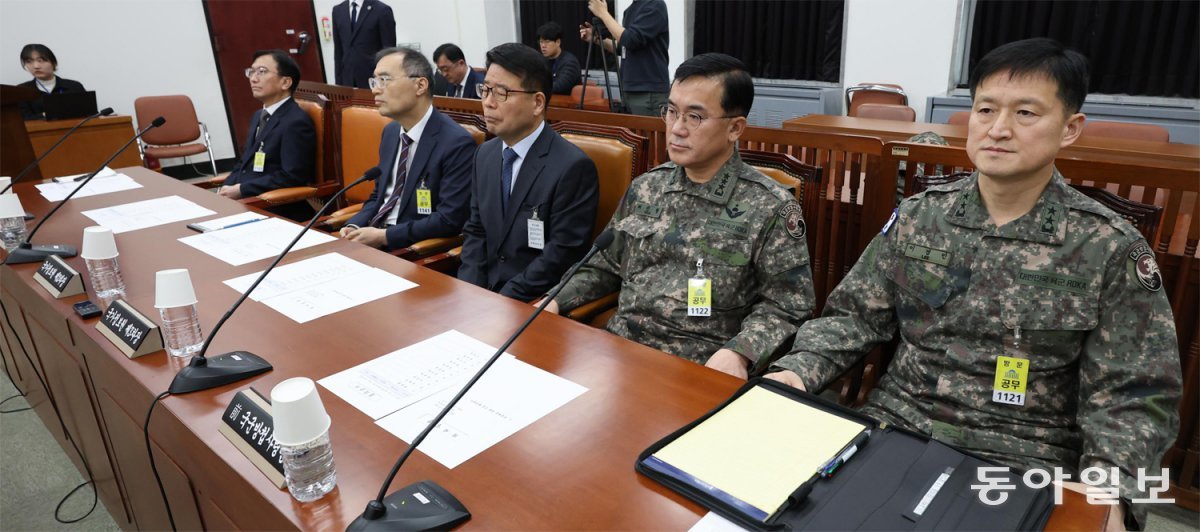 국회 현안질의 불려나온 여인형 前 방첩사령관 7일 국회 정보위원회의 ‘비상계엄 관련 긴급 현안질의’에서 이경민 국군방첩사령관 직무대리(오른쪽)와 여인형 전 국군방첩사령관(오른쪽에서 두 번째) 등이 회의 시작을 기다리고 있다. 이훈구 기자 ufo@donga.com