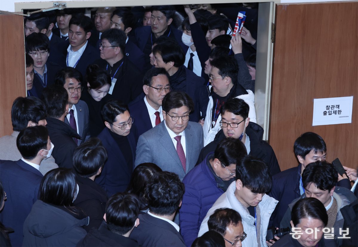 7일 오후 국회 본회의에서 대통령 탄핵소추안이 상정되자 국민의힘 의원들이 퇴장하고 있다. 국민의힘 의원들은 먼저 상정된 ‘김건희 여사 특검법’ 표결에만 참석한 뒤 대통령 탄핵안 표결은 보이콧했다. 여당에선 안철수 김예지 김상욱 의원만 표결에 참여했다. 장승윤 기자 tomato99@donga.com