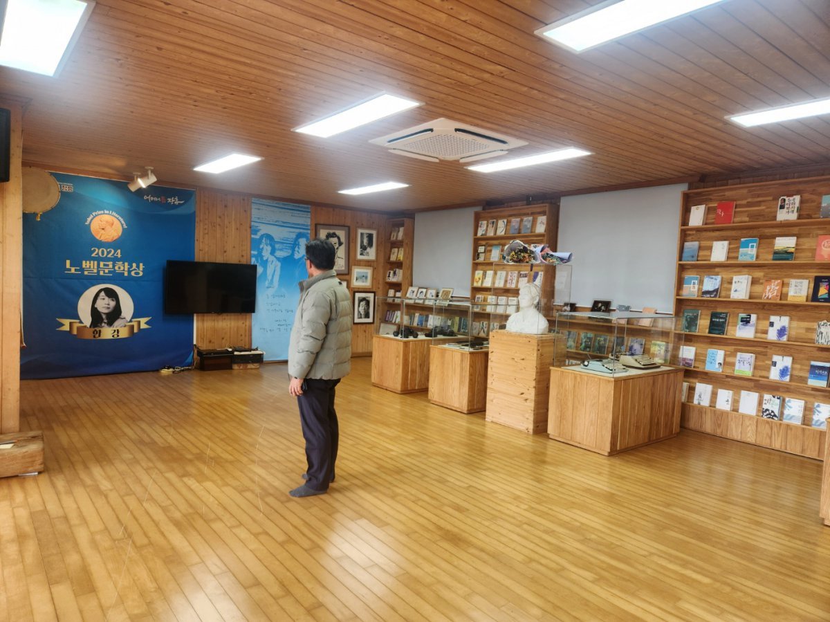 9일 전남 장흥군 안양면 한승원 문학학교에서 한 주민이 한강 작가의 노벨문학상 수상식 축하행사가 열리는 내부공간을 살펴보고 있다. 이형주 기자 peneye09@donga.com