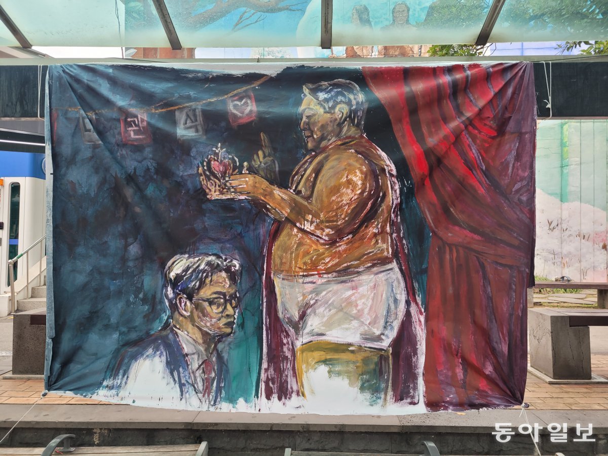 9일 제주시청 버스정류장에 내걸린 윤석열 대통령 비판 그림. 송은범 기자