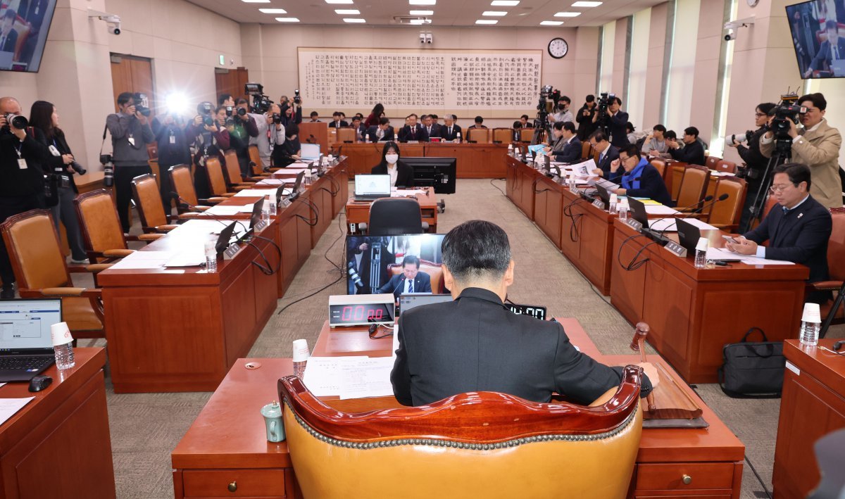 정청래 법사위원장이 9일 오후 서울 여의도 국회에서 열린 법제사법위원회 전체회의에서 의사봉을 두드리고 있다. 2024.12.09 [서울=뉴시스]