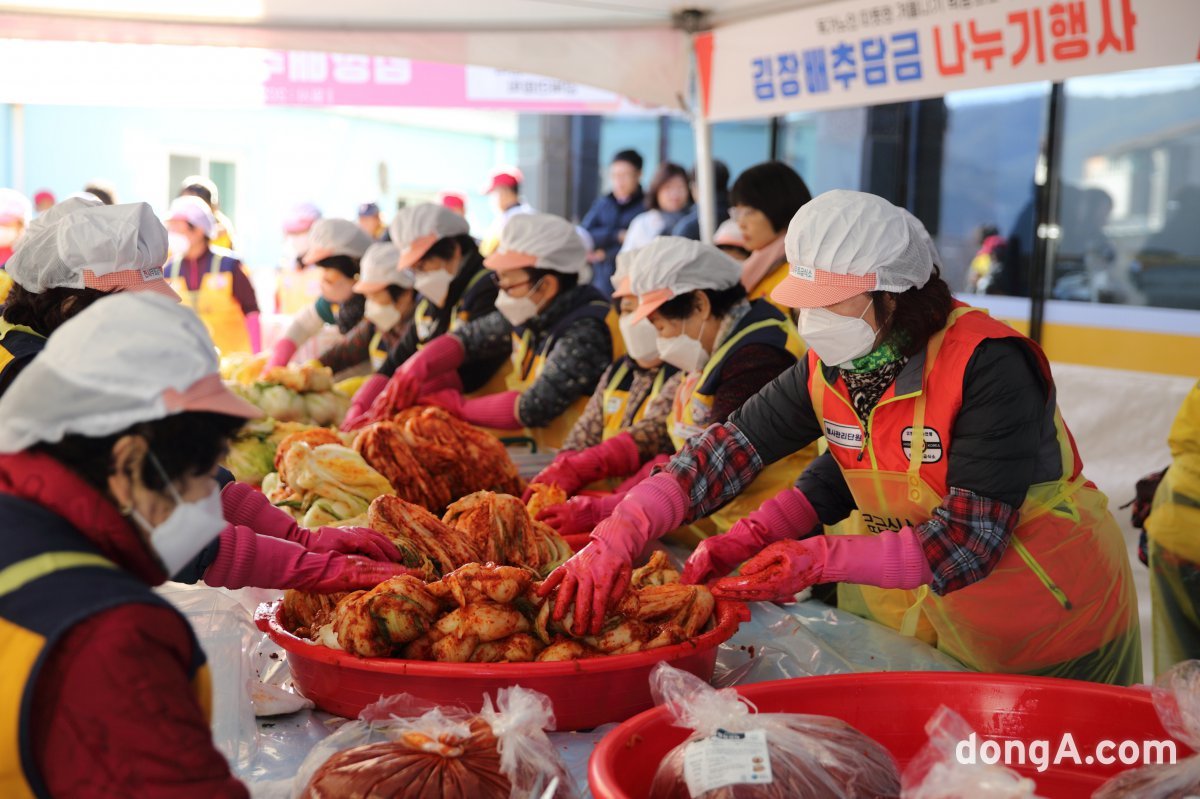 한국나눔연맹이 경북 고령군 한 급식소에서 김장 나눔 행사를 진행했다.