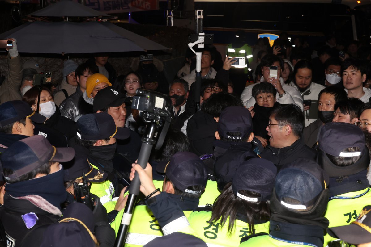 윤석열 대통령이 긴급 대국민 담화를 통해 비상계엄령을 발표한 가운데 3일 서울 여의도 국회 정문 앞에서 경찰들이 국회의원, 의원 보좌진, 취재진, 시민들의 출입을 통제하고 있다. 2024.12.03.  뉴시스