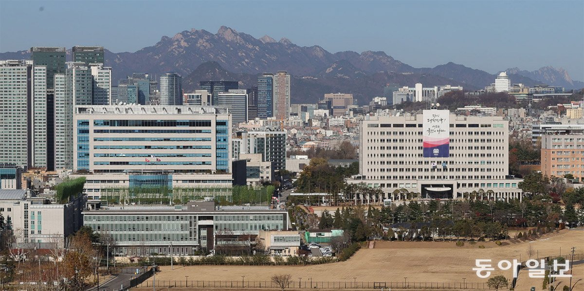 윤석열 대통령의 비상계엄 사태 후 한국 사회에 혼란이 몰아치고 있다. 서울 용산 대통령실(오른쪽) 청사와 국방부 청사 모습. 송은석 기자 silverstone@donga.com