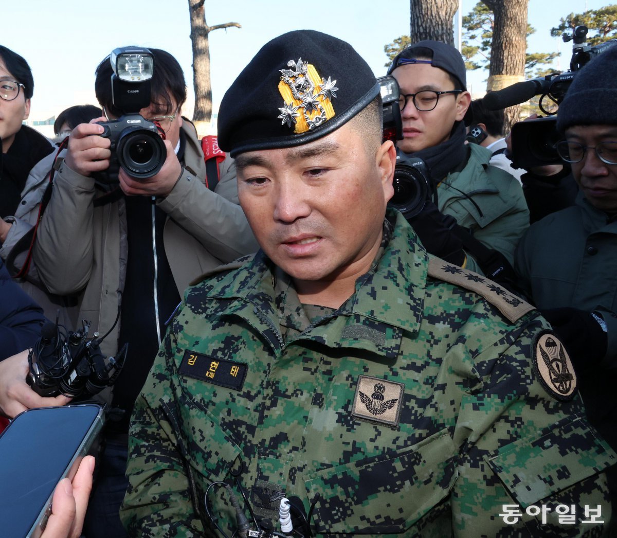 윤석열 대통령의 비상계엄 선포 당시 국회에 투입됐던 육군 특수전사령부 예하 김현태 707특수임무단장이 9일 서울 용산구 국방부 전쟁기념관 앞에서 기자회견을 열고 있다. 김 단장은 4일 0시 무렵 곽종근 당시 특수전사령관으로부터 전화를 받았다며 “국회의원이 (의사당 안에) 150명을 넘으면 안 된다고 한다. 끌어낼 수 있겠느냐는 뉘앙스였다”면서 “김용현 전 장관이 지시했던 것 같다”고 했다. 전영한 기자 scoopjyh@donga.com