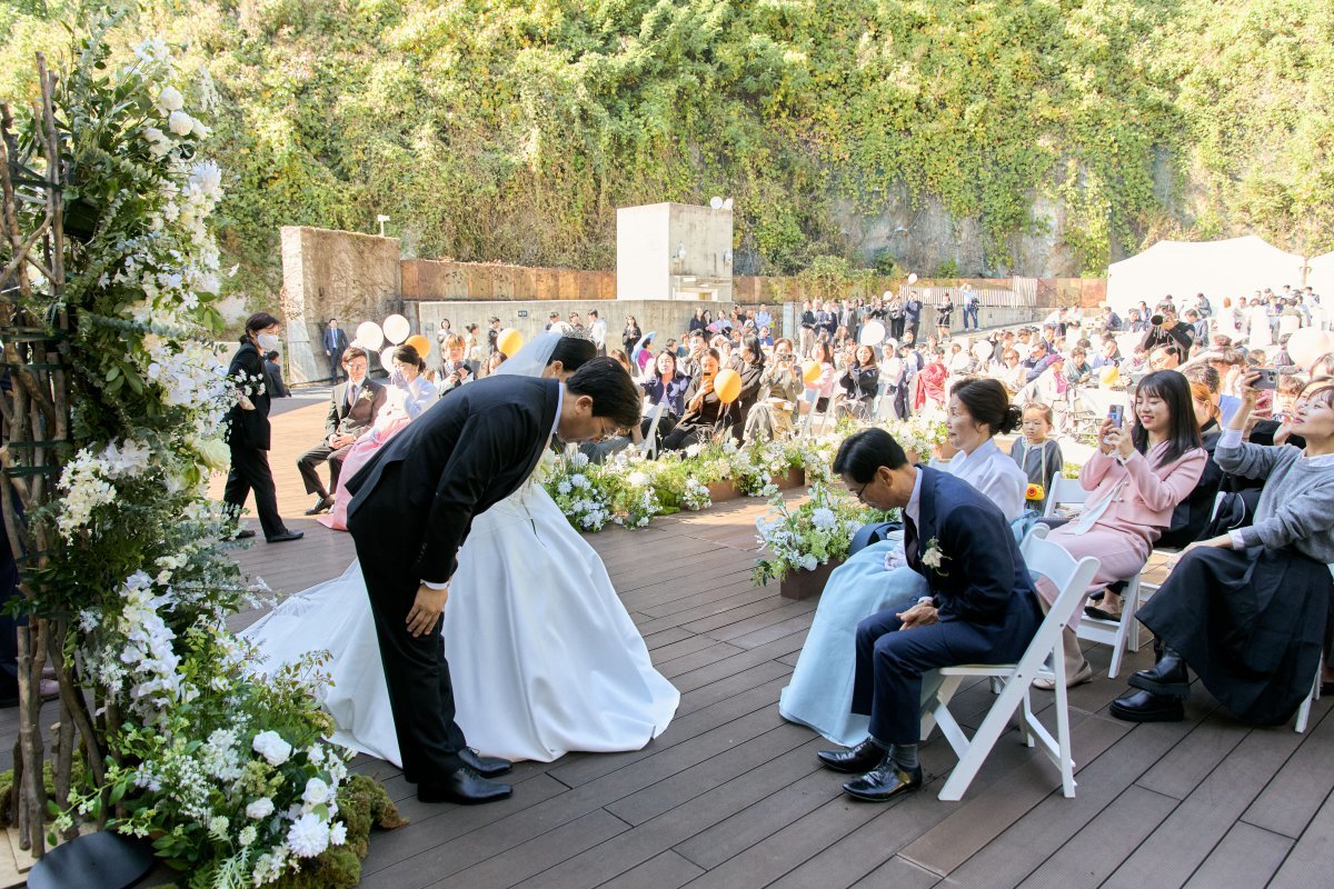 10월 26일 서울 마포구 문화예술공간 ‘문화비축기지’에서 이학재 씨 부부가 서울시 공공예식장 사업인 ‘서울 마이웨딩’을 통해 결혼식을 올렸다. 이학재 씨 제공