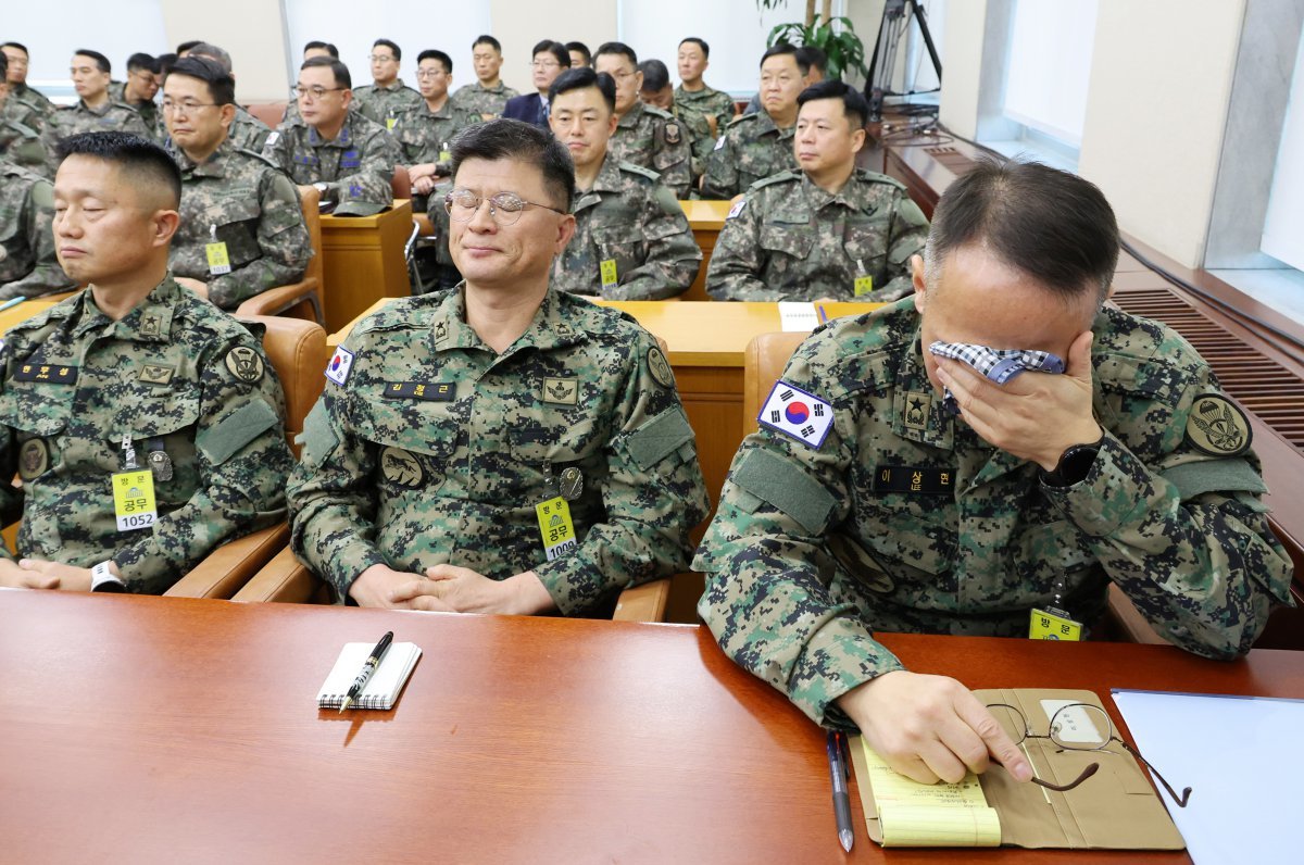 지난 3일 비상계엄 사태 당시 국회에 투입된 제1공수특전여단 이상현(오른쪽) 여단장이 10일 오전 서울 여의도 국회에서 열린 국방위원회의 긴급 현안질의에 출석해 눈물을 닦고 있다. 2024.12.10. [서울=뉴시스]