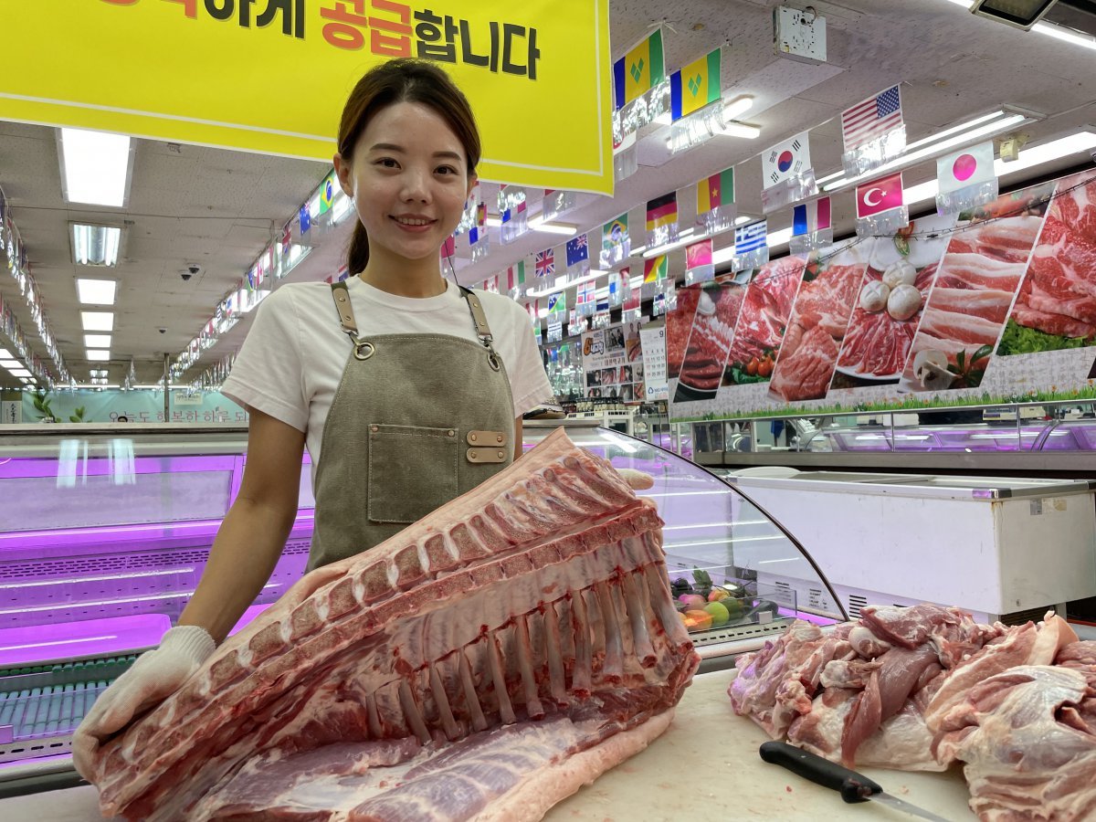 지유정 대전역고기 대표는 서울에서 플로리스트로 일하다 아버지의 정육사업을 물려받았다. 지 대표가 자신이 직접 발골한 고기를 들고 있는 모습. 소상공인시장진흥공단 제공