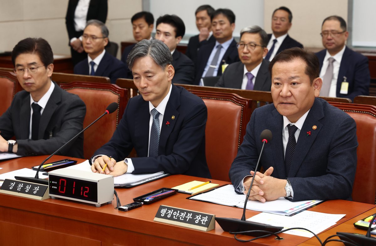 이상민 행정안전부 장관이 5일 오후 서울 여의도 국회에서 열린 비상계엄 관련 행정안전위원회 전체회의에서 계엄 사태에 관한 질의에 답변하고 있다. 오른쪽부터 이 장관, 조지호 경찰청장, 김봉식 서울경찰청장. 2024.12.5/뉴스1